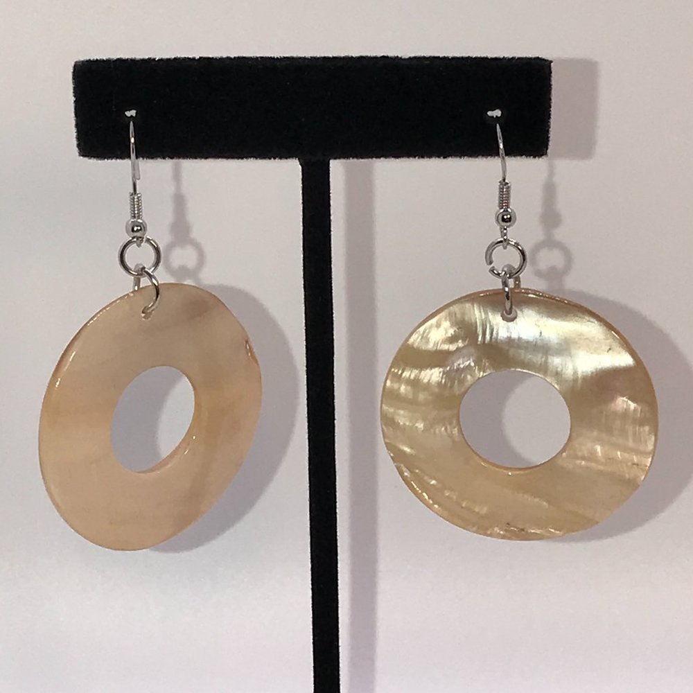 Brown Lip Pearl Doughnut Earrings